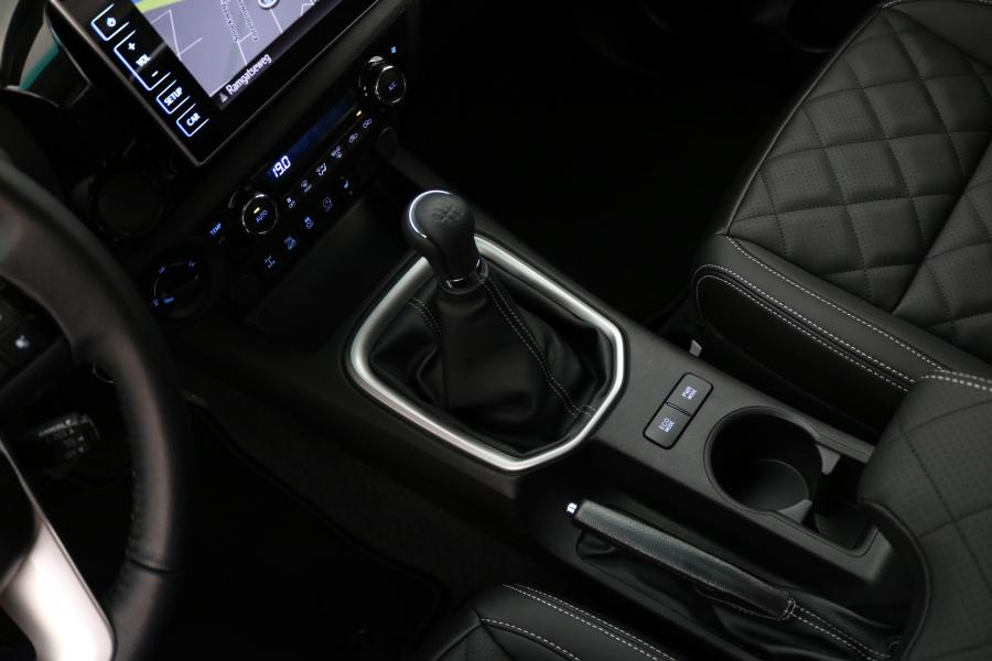 Детали интерьера Toyota Hilux Challenger Xtra Cab 2019 года  (EU) (фото 5 из 9)
